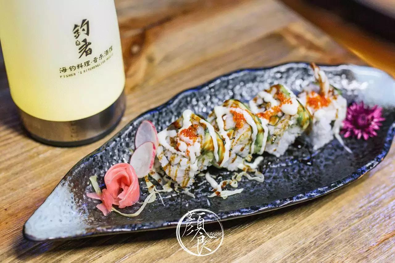 钓者崇尚自然，醉心音乐，寄情山海之间也