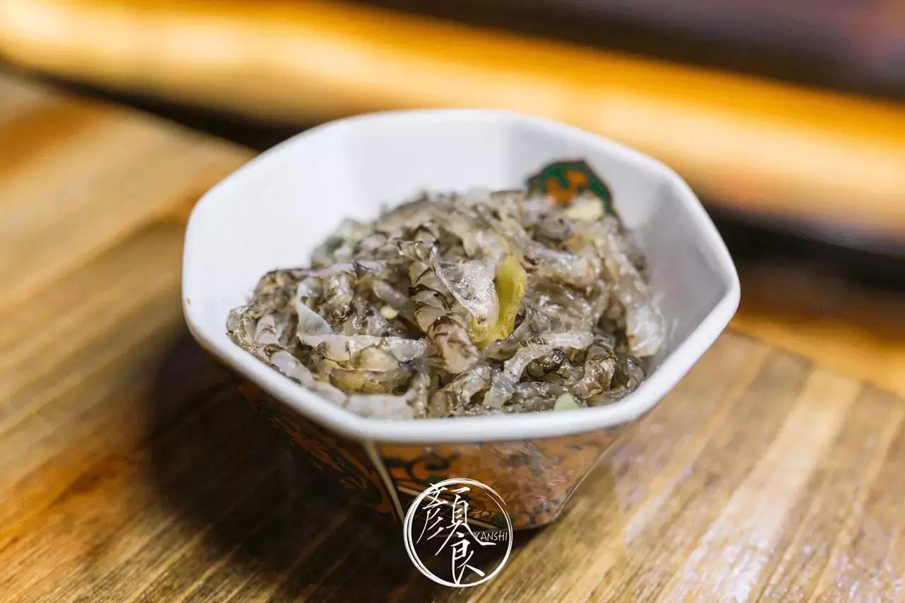 钓者崇尚自然，醉心音乐，寄情山海之间也