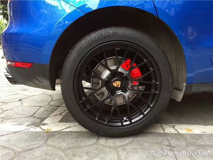 macan新车落地升级波尔多红,保时捷macan改19寸锻造轮毂