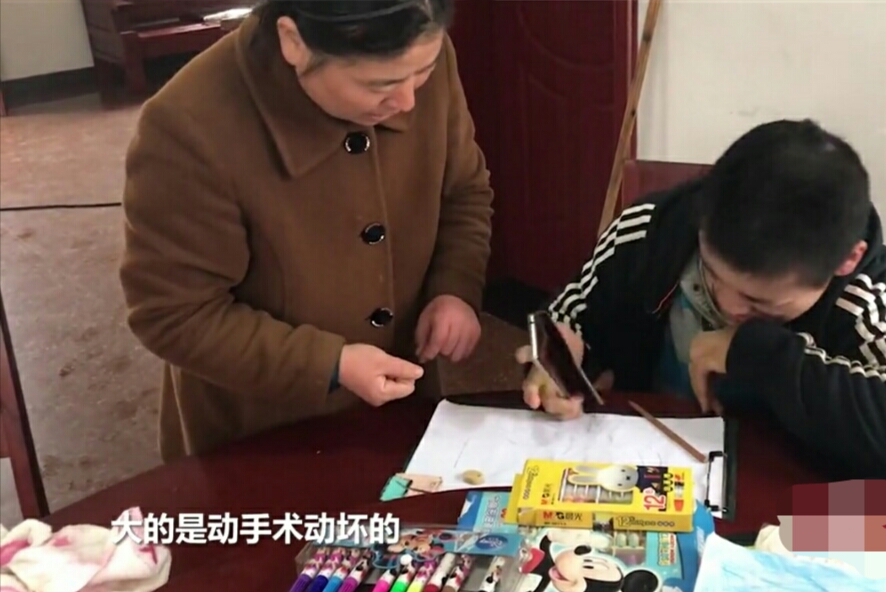 母亲瘫痪自制神器,妈妈自制康复器带儿子训练