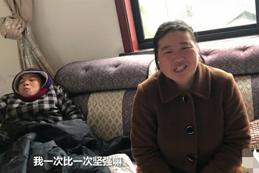 母亲瘫痪自制神器,妈妈自制康复器带儿子训练