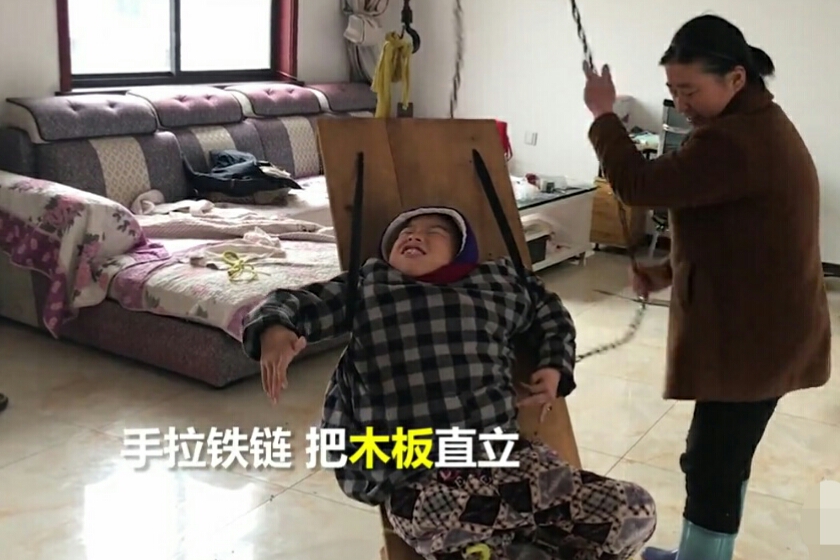 母亲瘫痪自制神器,妈妈自制康复器带儿子训练