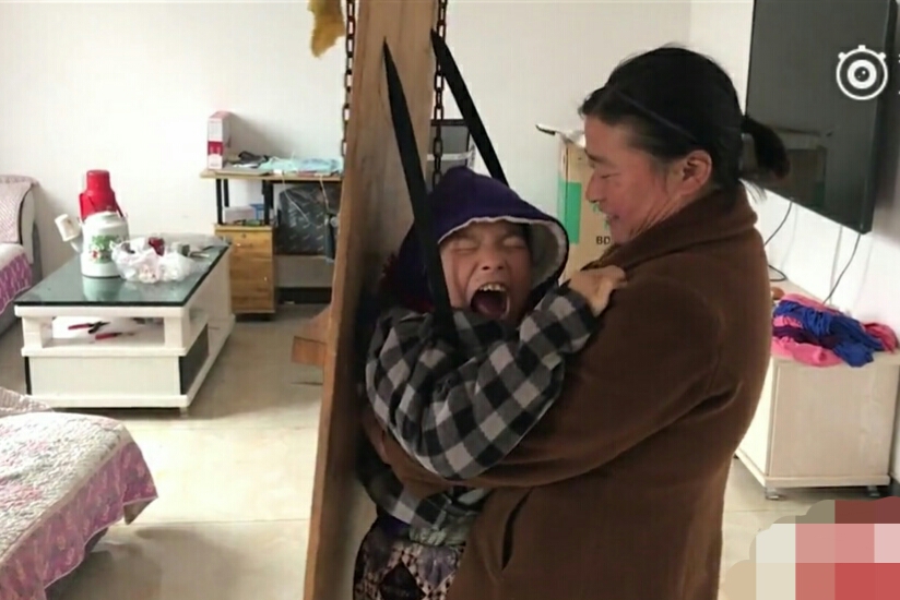 母亲瘫痪自制神器,妈妈自制康复器带儿子训练