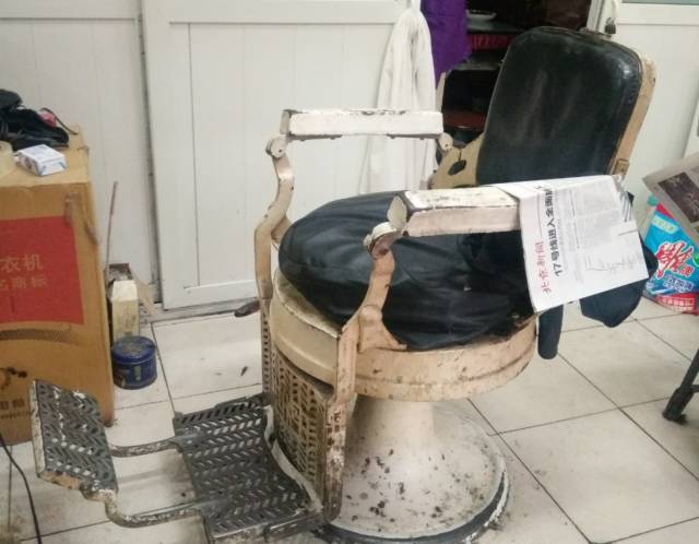 北京胡同剃头匠王师傅因直播剔光头走红金融系女大学生采访奇遇