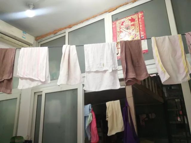 北京胡同剃头匠王师傅因直播剔光头走红金融系女大学生采访奇遇