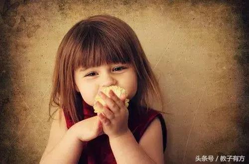 食品干燥剂引发小孩眼球失明,儿童不吃干燥剂眼睛失明