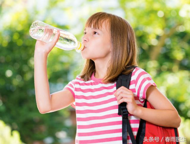 不要随便喝陌生人的饮料,小孩子喝尖叫饮料的危害
