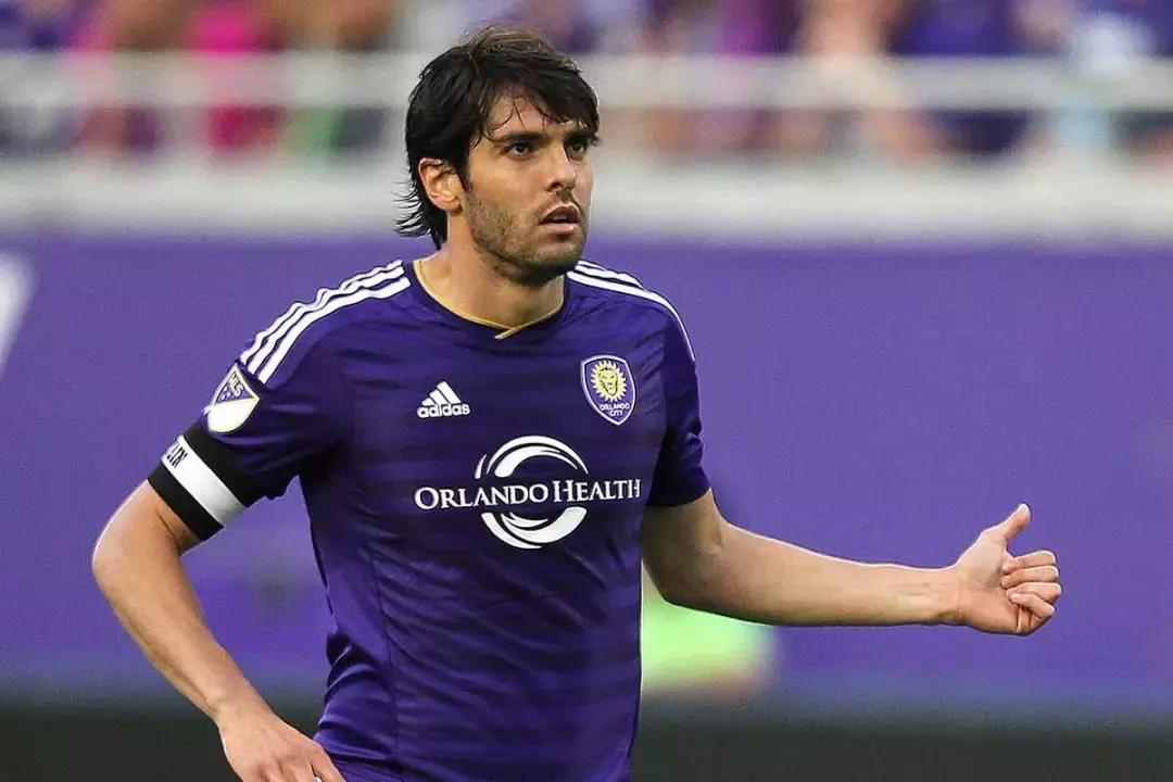 卡卡国家队退役是哪一年,卡卡宣布退役来中超