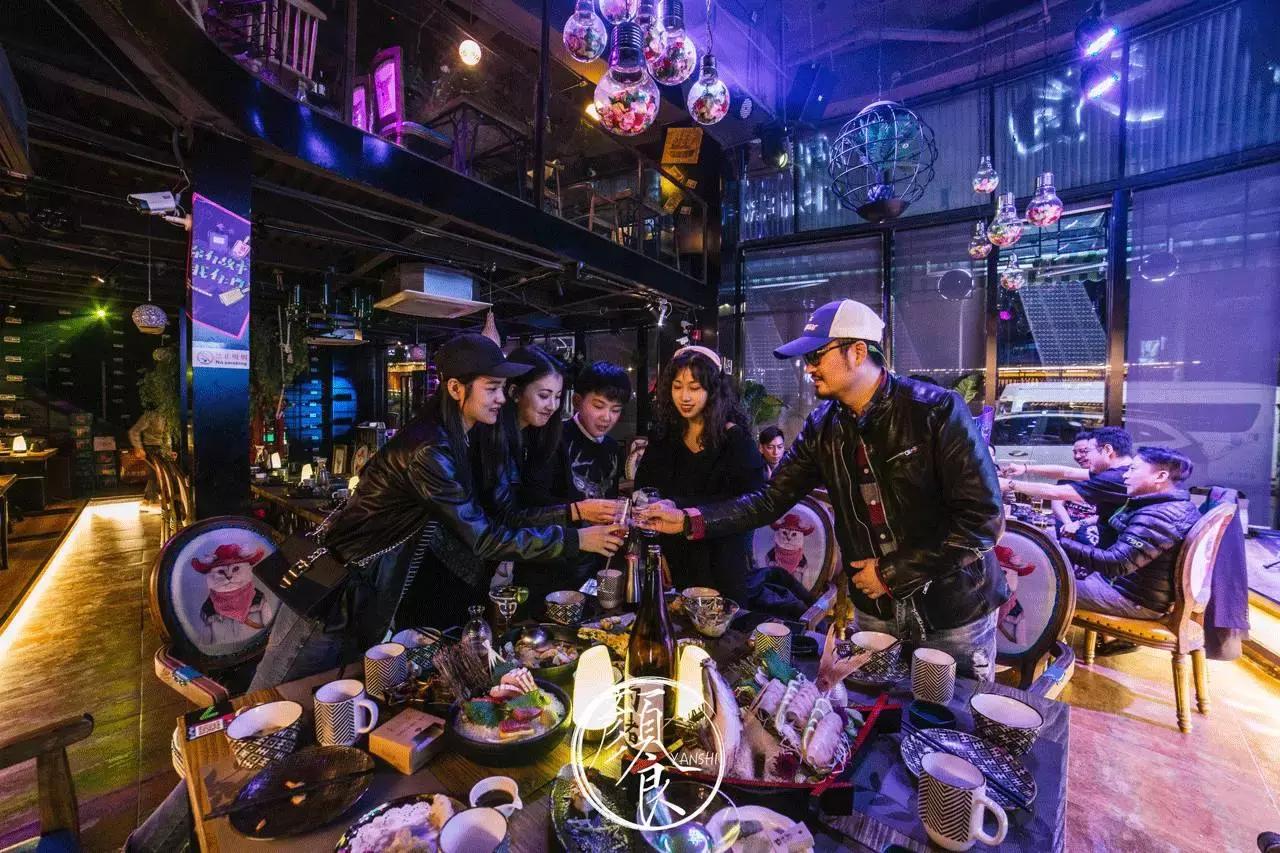 钓者崇尚自然，醉心音乐，寄情山海之间也