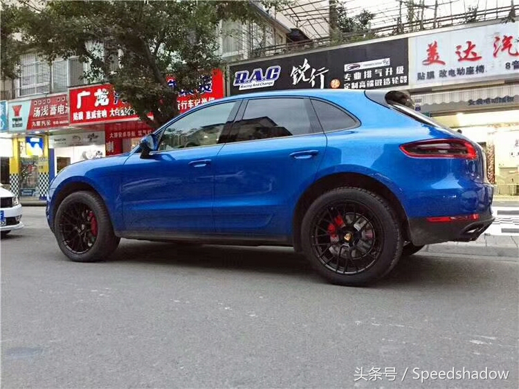 macan新车落地升级波尔多红,保时捷macan改19寸锻造轮毂