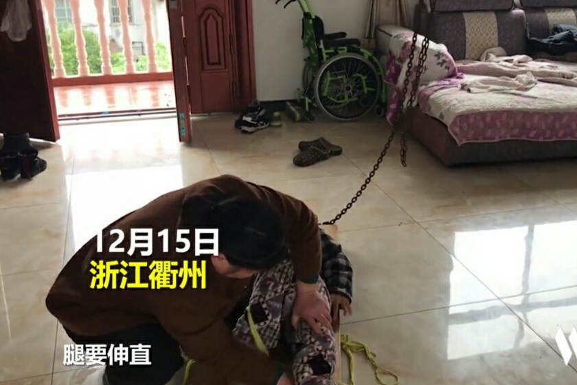 母亲瘫痪自制神器,妈妈自制康复器带儿子训练