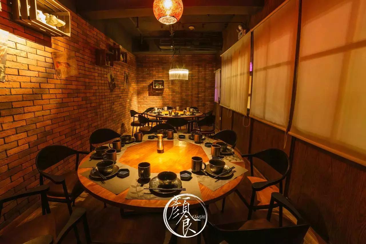 钓者崇尚自然，醉心音乐，寄情山海之间也