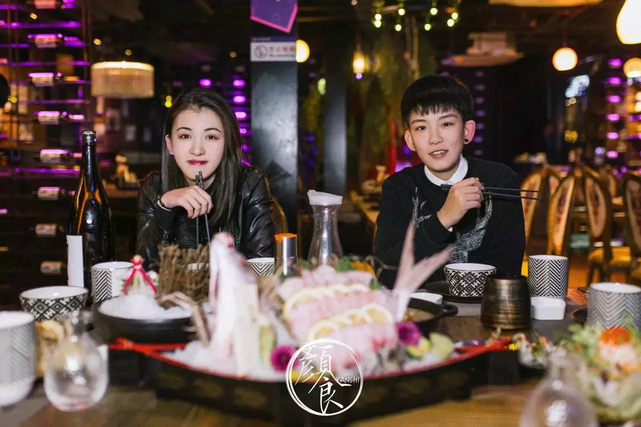 钓者崇尚自然，醉心音乐，寄情山海之间也