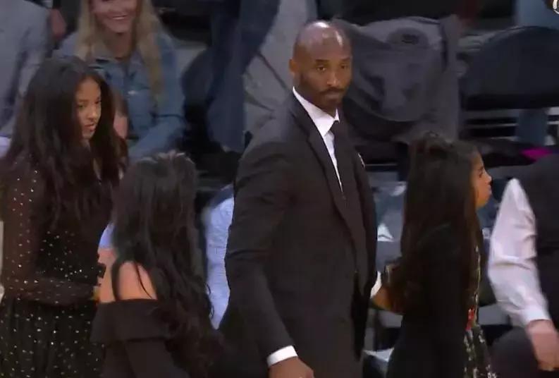 要不是球衣挂太高科比拿不到，勇士根本不会赢！