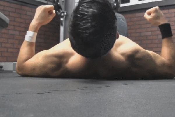 4个能让背部变宽的训练动作,背部如何发力练背肌无器材