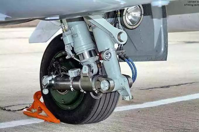 飞机起落架原理论文,飞机起落架操作视频