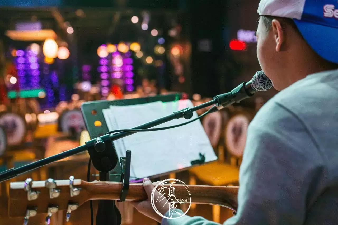 钓者崇尚自然，醉心音乐，寄情山海之间也