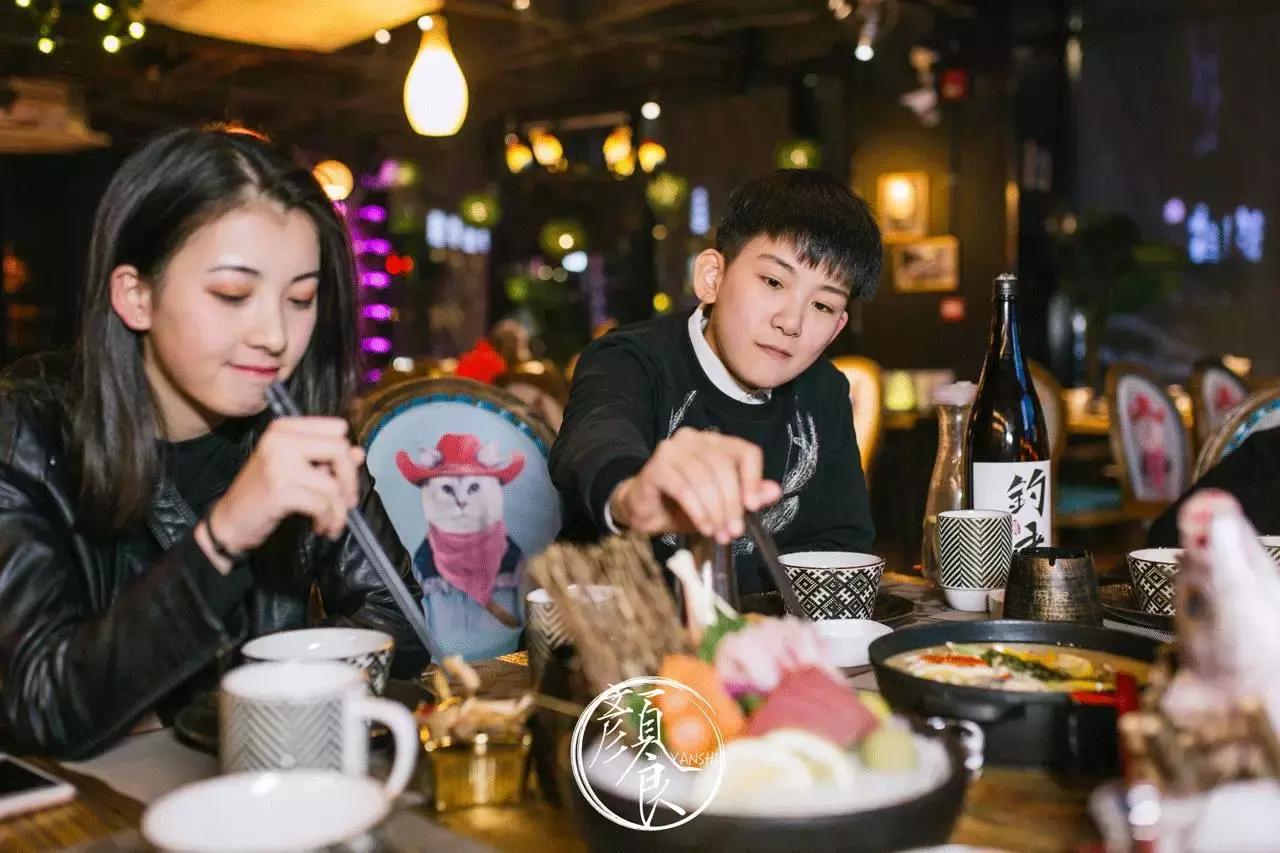 钓者崇尚自然，醉心音乐，寄情山海之间也