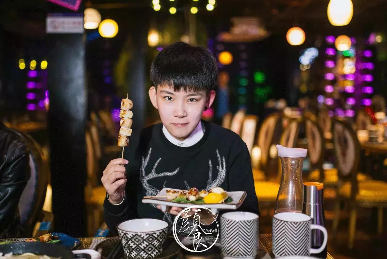 钓者崇尚自然，醉心音乐，寄情山海之间也