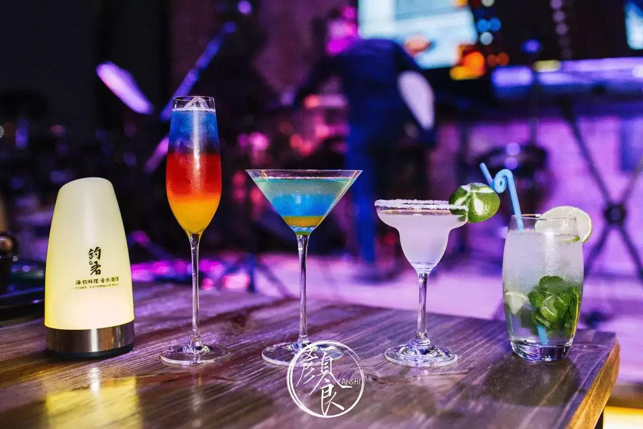 钓者崇尚自然，醉心音乐，寄情山海之间也