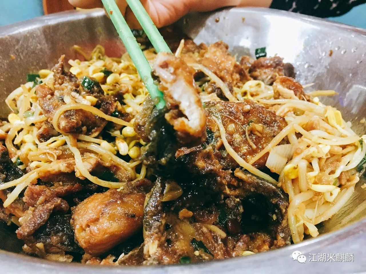 这家十年老店店面并不起眼,火爆的烤串店