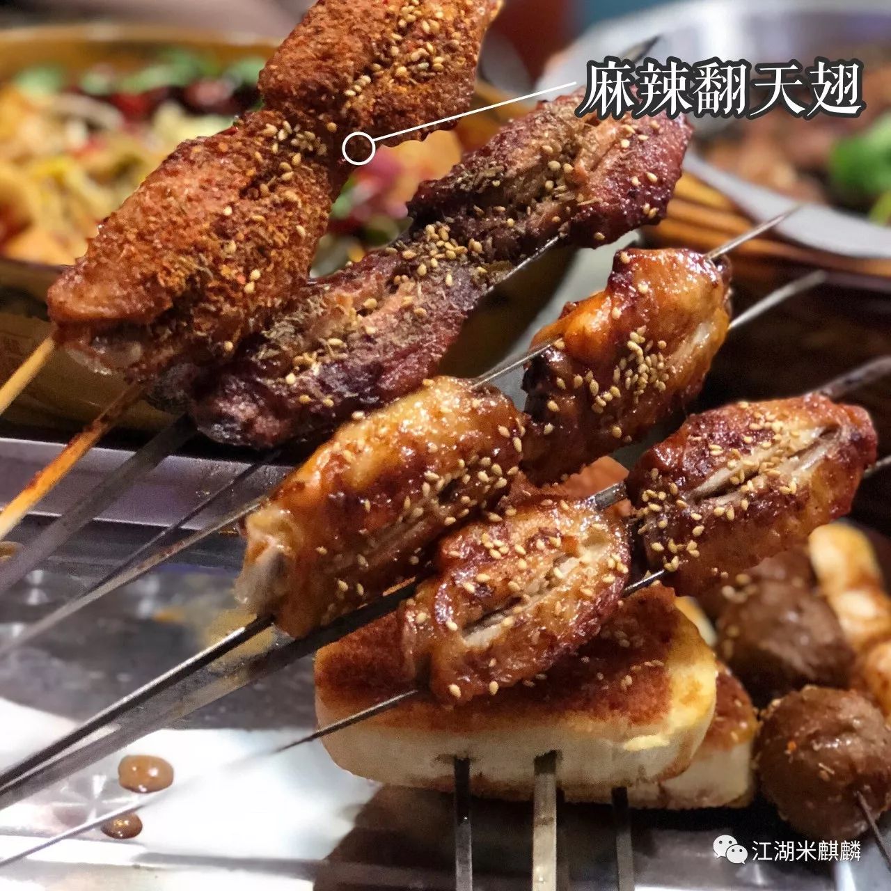 这家十年老店店面并不起眼,火爆的烤串店