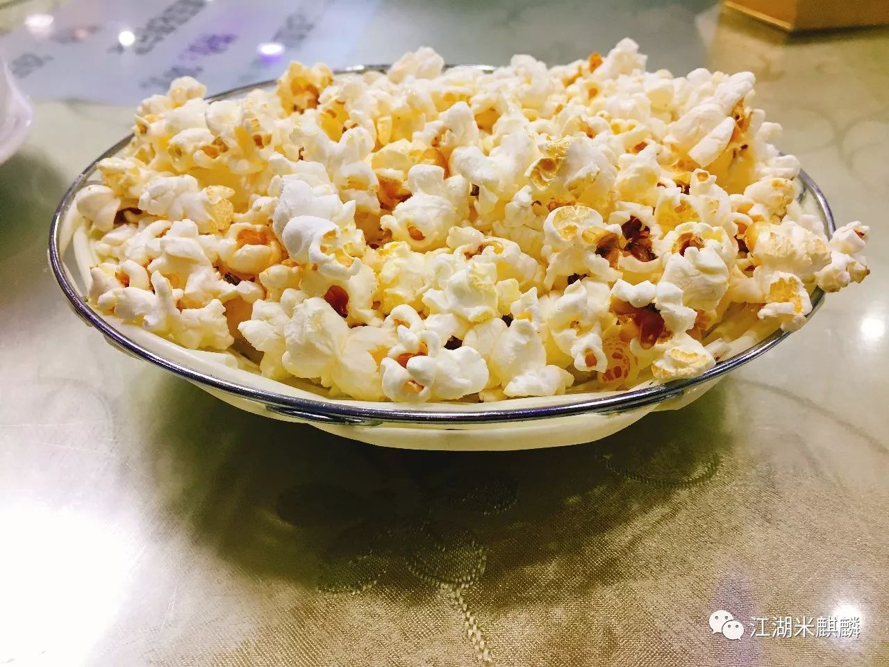 这家十年老店店面并不起眼,火爆的烤串店