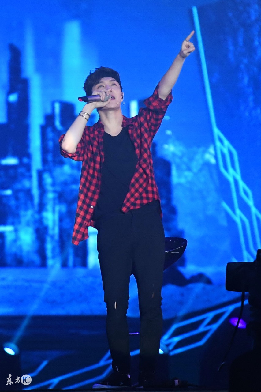 张艺兴现身韩国悼念金钟铉,张艺兴悼念李玟