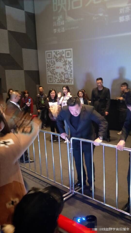 刘亦菲不慎甩出戒指,刘亦菲丢戒指