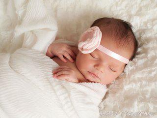 宝宝老歪头是想翻身吗,宝宝老歪头睡一边怎么办