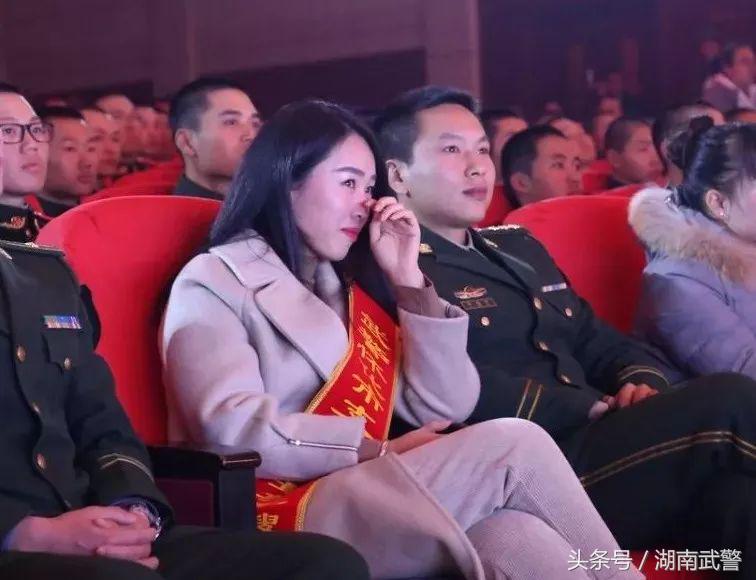 我向党旗敬个礼,我向党旗敬个礼范文