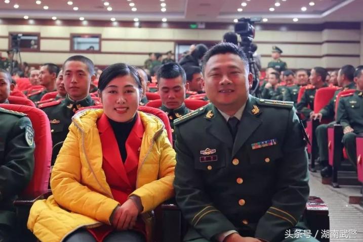 我向党旗敬个礼,我向党旗敬个礼范文