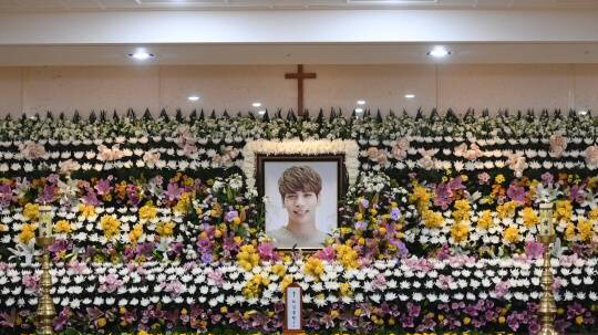 张艺兴现身韩国悼念金钟铉,张艺兴悼念李玟