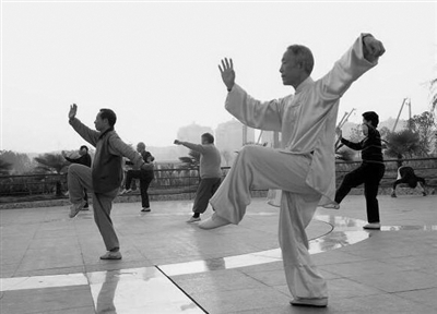 扭腰甩胳膊满足不了，银发一族“闯”入健身房