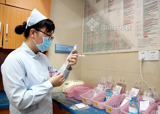 第455医院专家精心施救“90”后老人康复出院