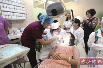 小萌娃扮医生,萌娃化身为医生