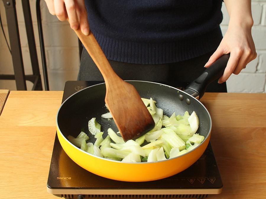 高校食堂灵魂料理大测评：西芹炒草莓，西瓜炖冬瓜