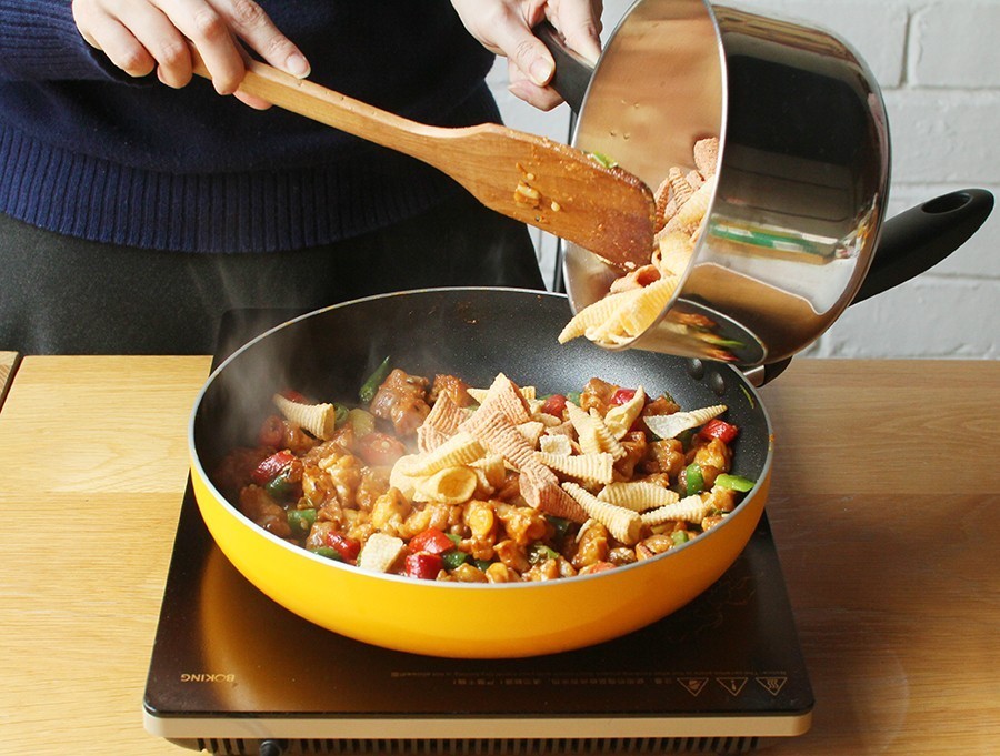 高校食堂灵魂料理大测评：西芹炒草莓，西瓜炖冬瓜