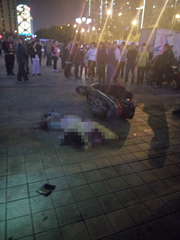 惠景家园一男子31楼坠亡,两名路人险里逃生