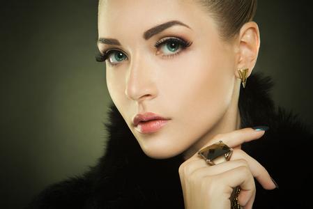 女生脸上过敏的现状,脸上过敏起皮用什么药膏