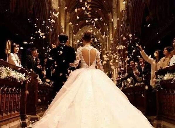 婚礼新娘婚纱怎么选,如何根据婚礼场地选婚纱