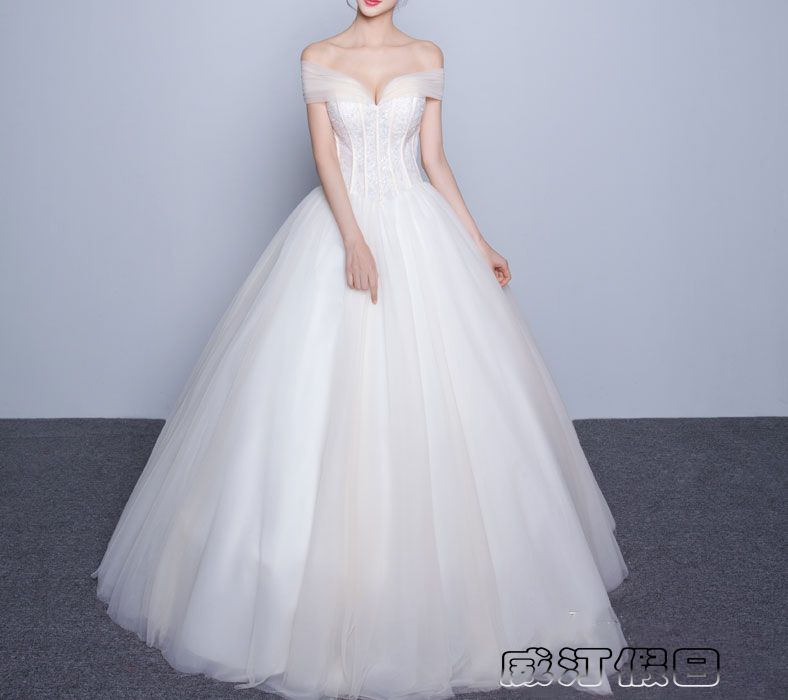 婚礼新娘婚纱怎么选,如何根据婚礼场地选婚纱