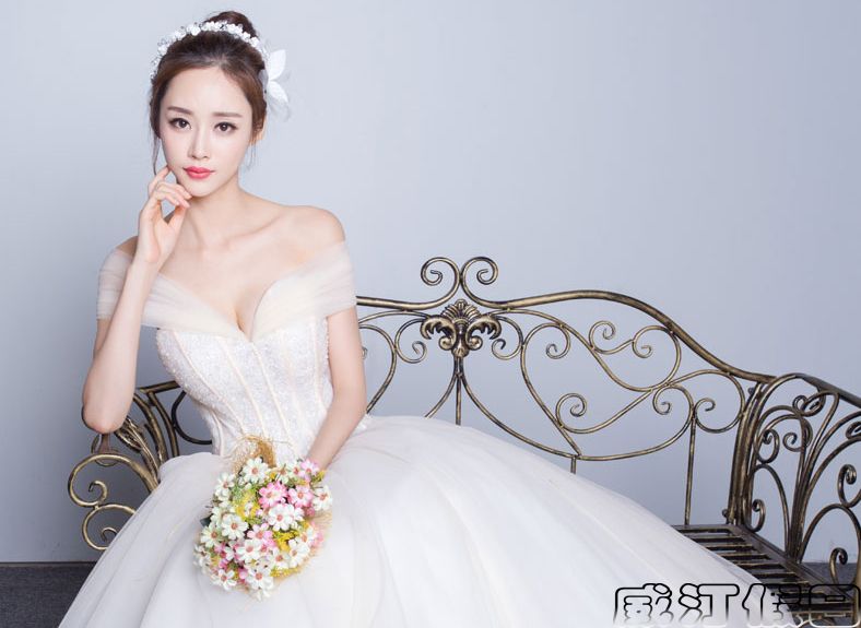 婚礼新娘婚纱怎么选,如何根据婚礼场地选婚纱