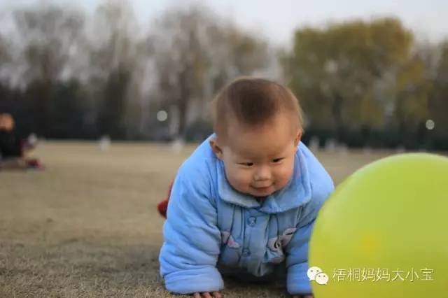 宝宝学走路用学步带还是学步车,宝宝学走路时用学步车还是学步带