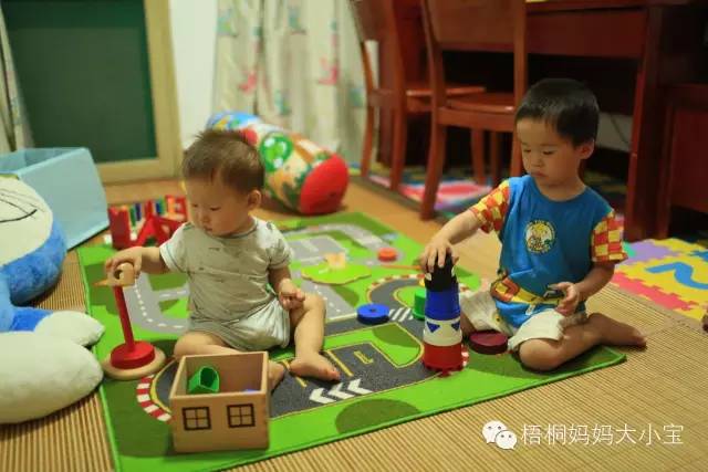 宝宝学走路用学步带还是学步车,宝宝学走路时用学步车还是学步带