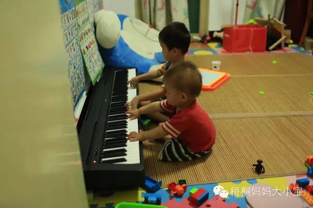 宝宝学走路用学步带还是学步车,宝宝学走路时用学步车还是学步带