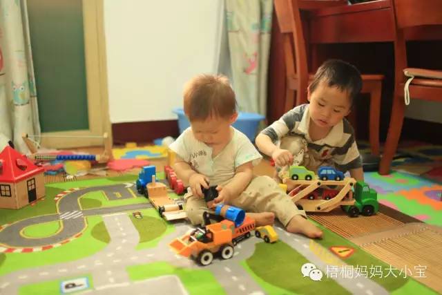 宝宝学走路用学步带还是学步车,宝宝学走路时用学步车还是学步带