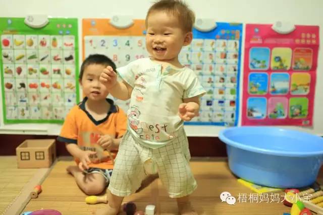 宝宝学走路用学步带还是学步车,宝宝学走路时用学步车还是学步带