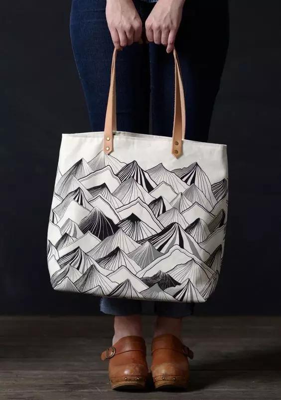 我跟与倪妮做邻居的姐姐聊了聊，她买菜时都背什么包