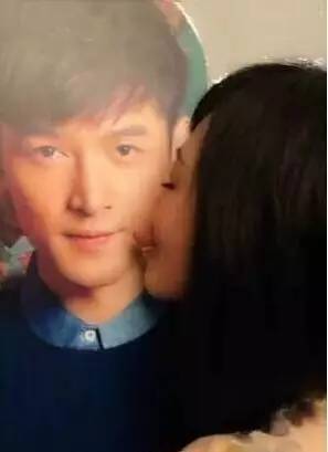 人形立牌被小S又摸又舔，为什么*女熟**们都想睡胡歌？